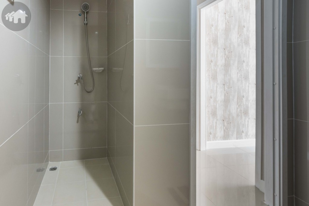 ห้องน้ำอยู่ด้านนอก ความพิเศษของห้องน้ำนี้คือโซนฝักบัวอาบน้ำ ถูกดีไซน์เข้าไปในมุมอย่างเป็นสัดส่วน พื้นเป็นกระเบื้องแกรนิตโต้ขนาด 60*60 เซนติเมตร ปูผนังจรดฝ้า