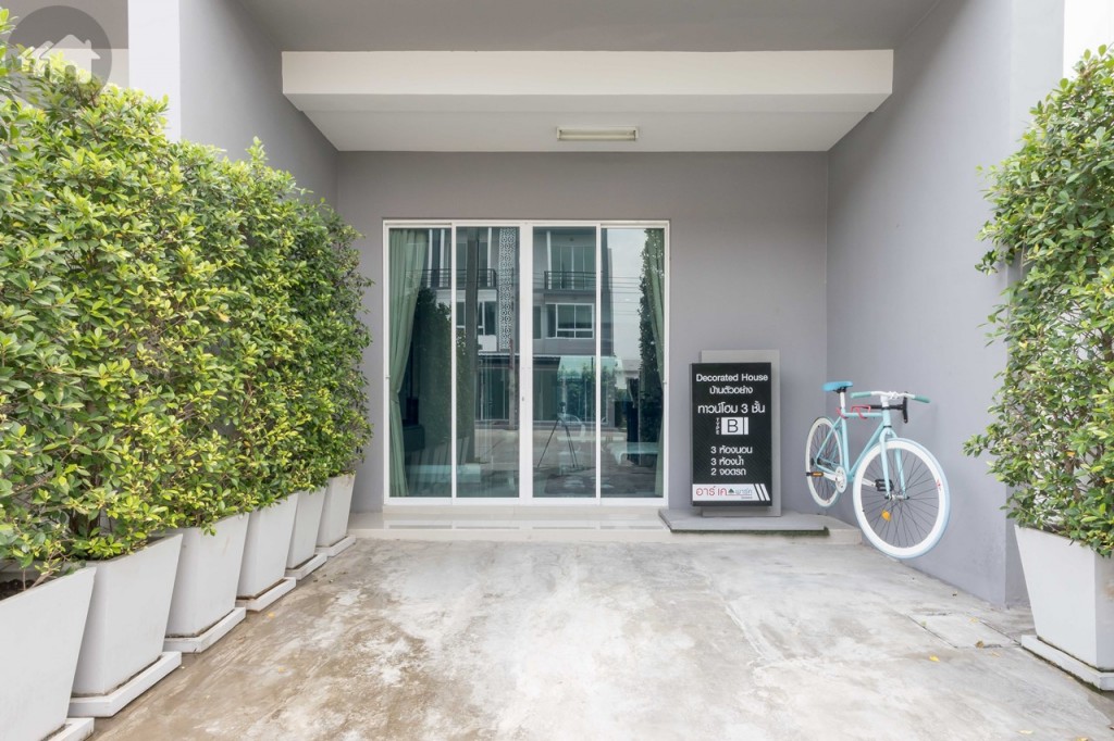 ด้านหน้าบ้านตัวอย่าง 3 ชั้น