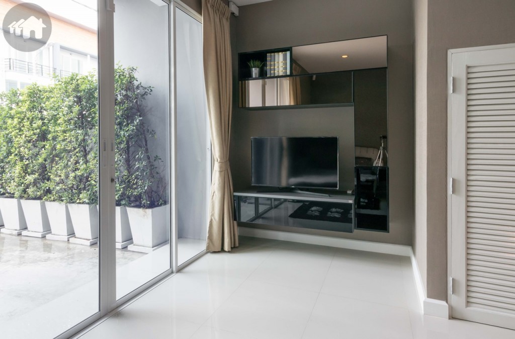 ประตูบ้านบานแบบเลื่อน เข้ามาในบ้าน ริมประตู ผนังจะเป็นมุมลึกเข้าไป สามารถจัดวางโต๊ะ ทีวี และติดชั้นวางบิลท์อินได้
