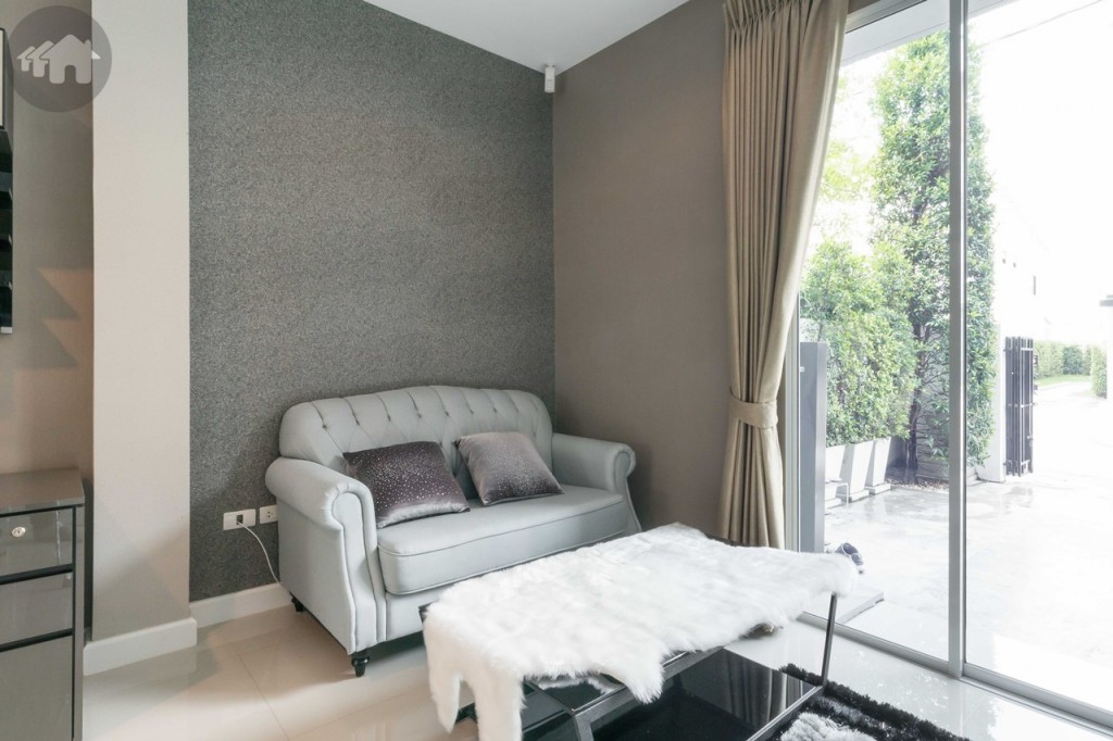 มุมนั่งเล่น และพื้นที่ในบ้านกว้างขวาง เข้ามาแล้วรู้สึกโปร่งโล่ง สบาย