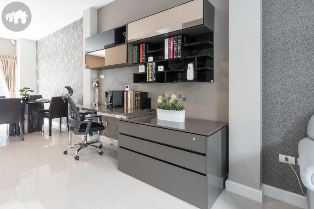 จัดวางโต๊ะทำงาน และติดชั้นวางของได้ สำหรับบ้านที่ต้องการปรับการใช้งานเป็นออฟฟิศไปในตัว