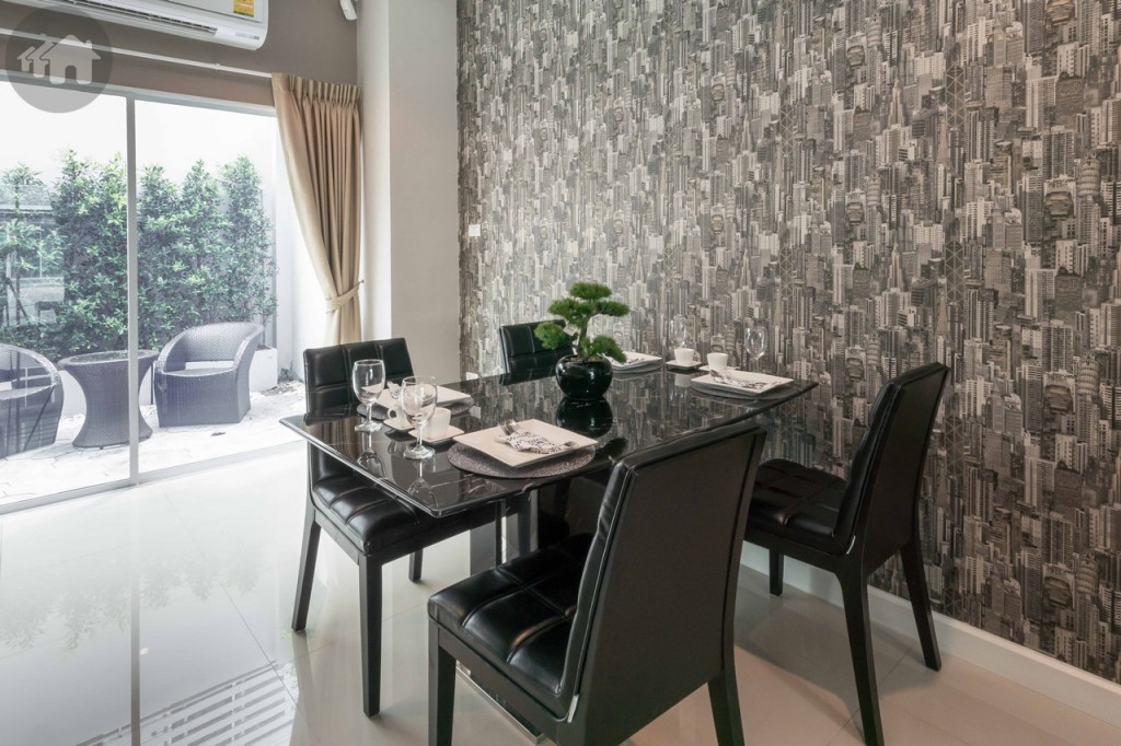 มุมด้านหลังจัดวางโต๊ะรับประทานอาหาร และข้างในเป็นครัว