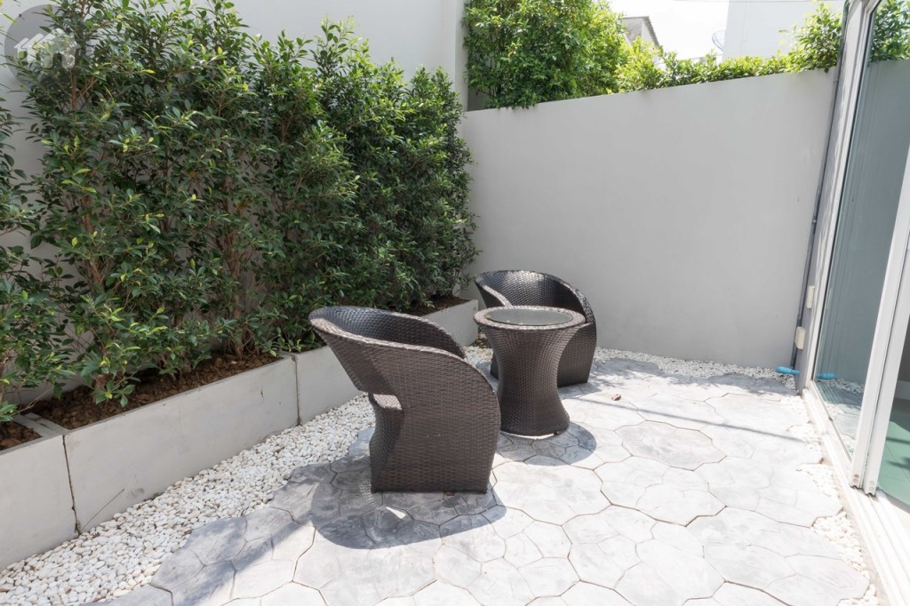 หลังบ้านมีพื้นที่เล็กน้อย พอจัดวางโต๊ะ เก้าอี้สำหรับนั่งเล่นได้