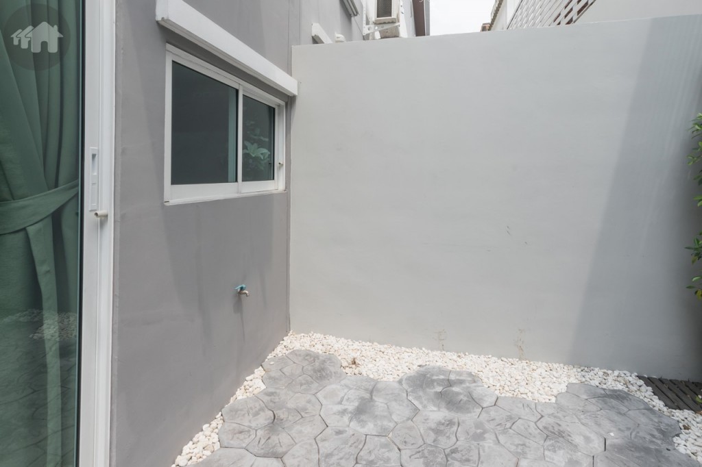 มุมซักล้างด้านหลังบ้าน