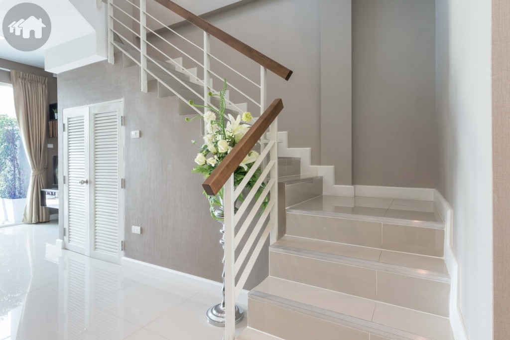 บันไดและพื้น เป็นกระเบื้องแกรนิตโต้ทั้งหลัง 60*60 เซนติเมตร