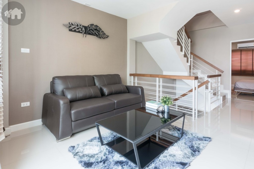 เมื่อขึ้นไปถึงชั้นสอง จะเจอกับมุมนั่งเล่นด้านขวามือ ซึ่งเป็นพื้นที่เอนกประสงค์ที่สามารถปรับเปลี่ยนการใช้งานได้ตามต้องการ