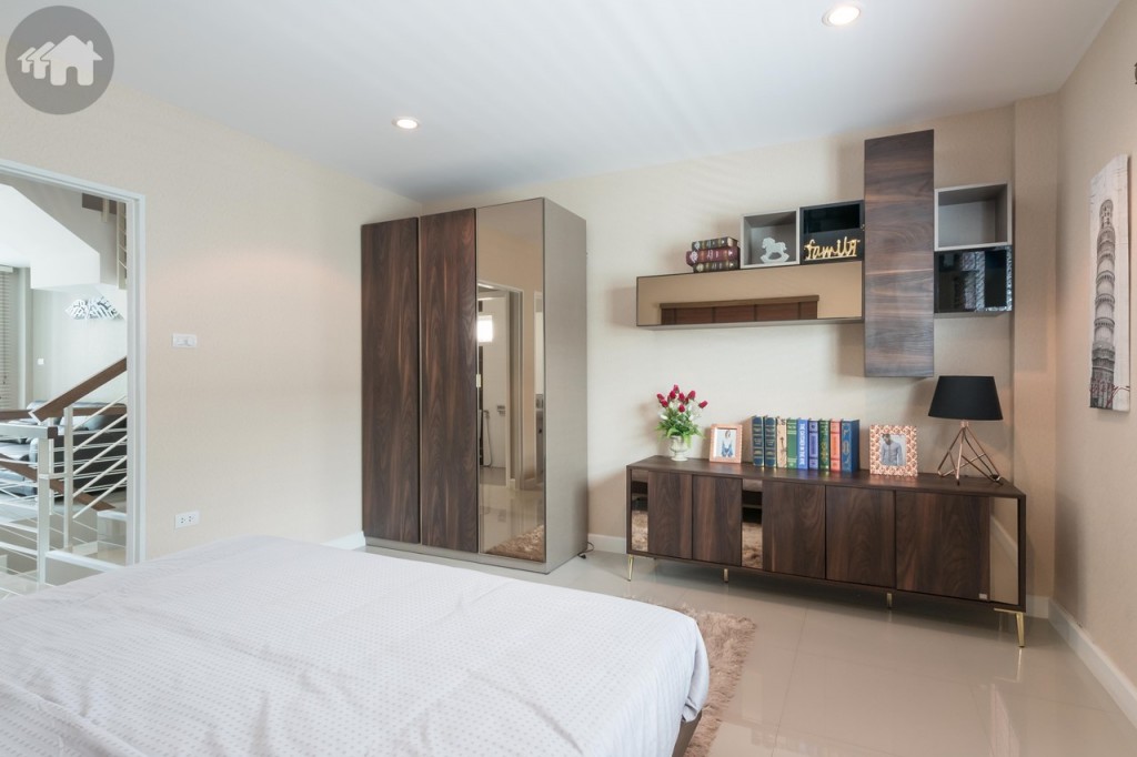 อีกฝั่งของชั้นสอง เป็นห้องนอน สามารถจัดวางเตียงขนาดใหญ่และเฟอร์นิเจอร์ต่างๆ ไว้เป็นสัดส่วนได้