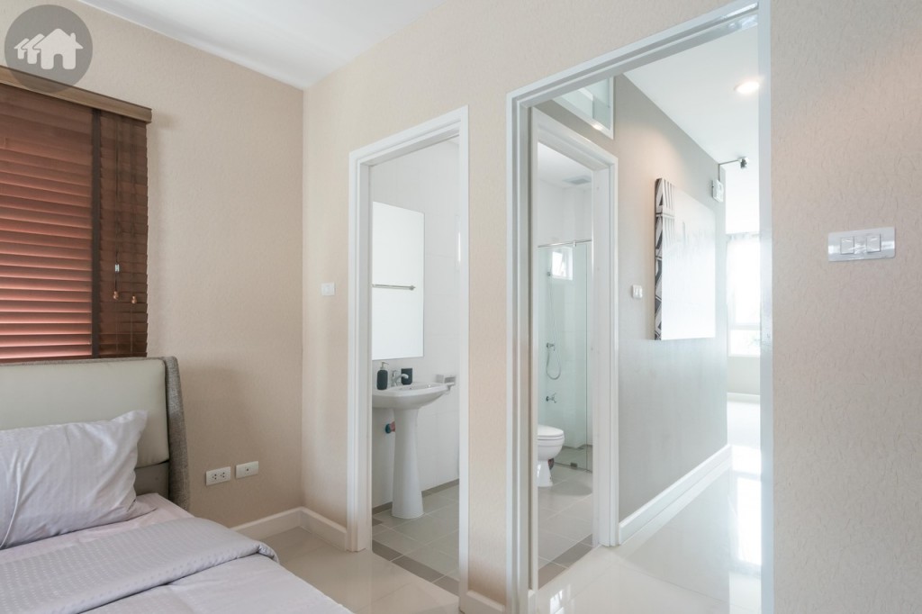 ความพิเศษของห้องนอนห้องนี้คือ สามารถเชื่อมต่อกับห้องน้ำได้จากภายในห้อง ในขณะที่ห้องน้ำชั้นนี้ ใช้ได้จากทางข้างนอกด้วย