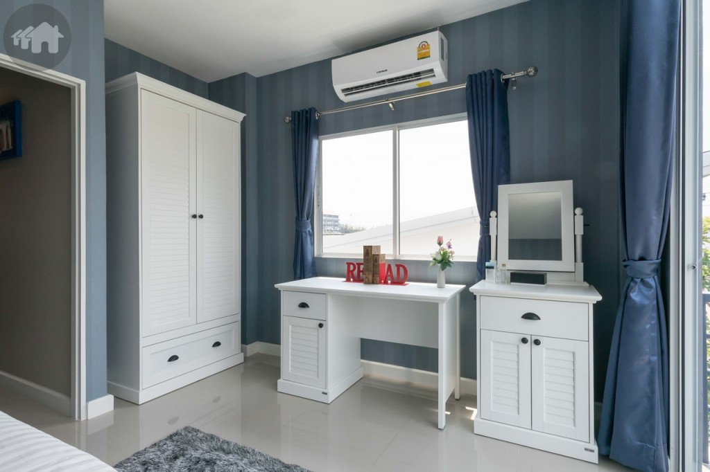 ชั้นบนมี 2 ห้องนอน กว้างพอสมควร สามารถจัดวางของได้มากมาย เช่น โต๊ะ ตู้เสื้อผ้า