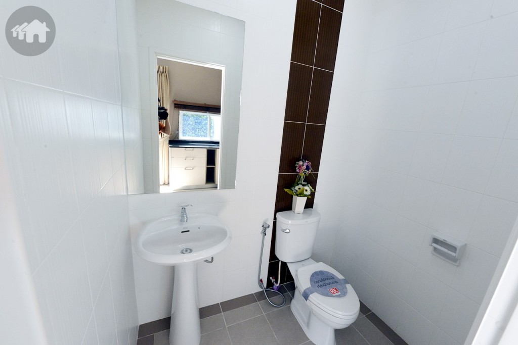 ตรงข้ามเป็นห้องน้ำ