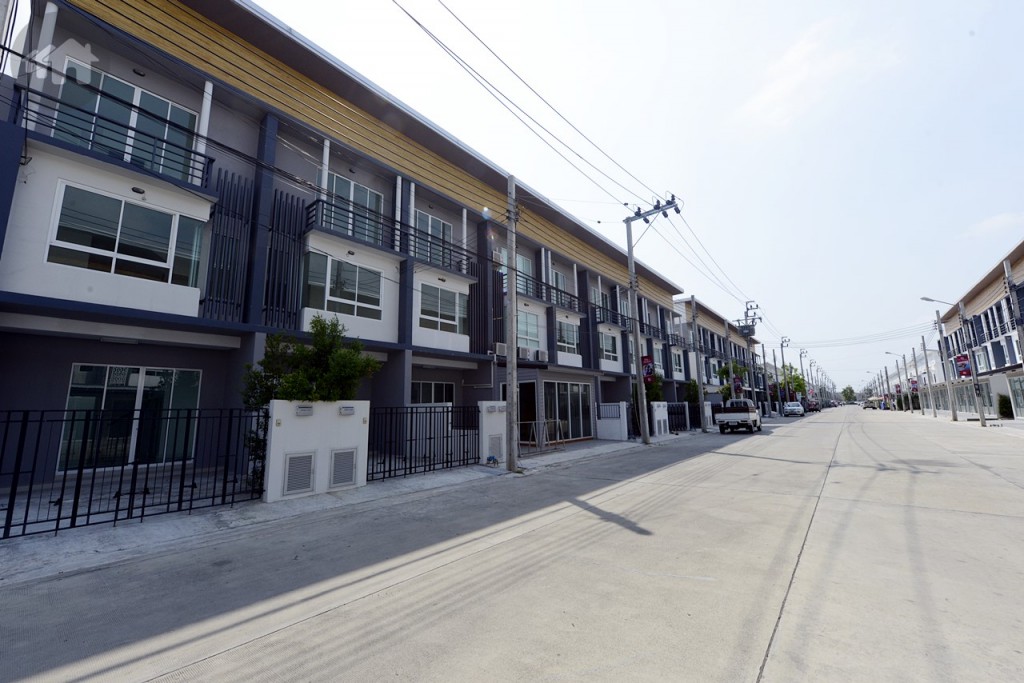 ทาวน์โฮม 3 ชั้น หน้ากว้าง 4.4 เมตร แบบมีรั้วกั้น จอดรถได้ 2 คัน