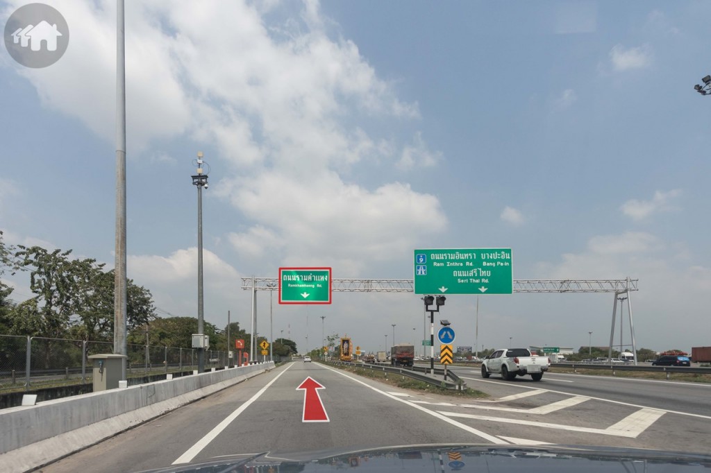 จากนั้นชิดซ้ายมุ่งหน้าตามป้าย ถ.รามคำแหง