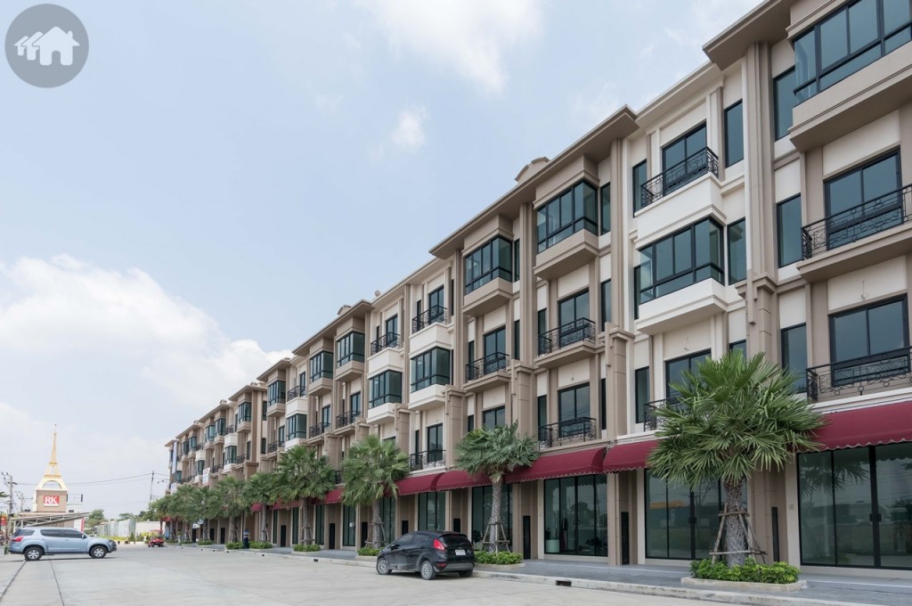 ด้านหน้าโฮมออฟฟิศมีพื้นที่จอดรถรวมกันทั้งหมดประมาณ 150 คัน