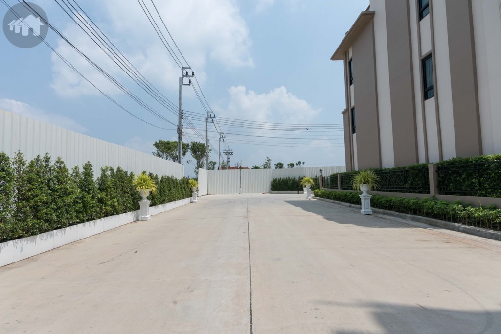 ถนนภายในโครงการกว้างประมาณ 12 เมตร