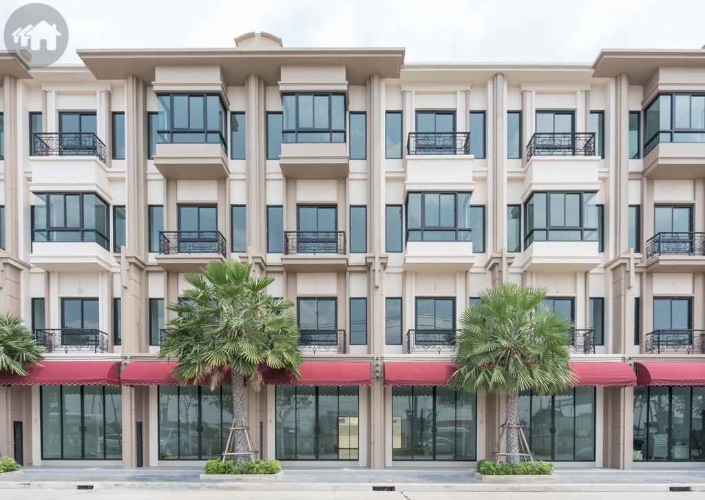 โฮมออฟฟิศ 4 ชั้น ออกแบบด้วยสถาปัตยกรรมสไตล์อาร์ตเดโค หน้ากว้าง 4 เมตร ยาว 12 เมตร ประตูด้านหน้าเป็นกระจกบานเลื่อนแบบ 2 ทาง บานใหญ่ โดยกระจกทุกบานเป็นกระจก UV สีเขียวตัดแสง อะลูมิเนียมกรอบดำ