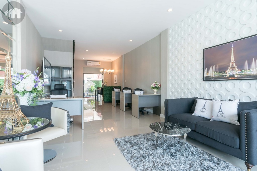 เข้ามาภายในบ้าน เป็นห้องโถงรับแขก หรือโชว์รูม โปร่งโล่งด้วยเพดานสูง 2.80 เมตร พื้นปูด้วยกระเบื้องแกรนิตโต้ ขนาด 60x60 เซนติเมตร