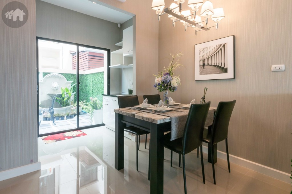 พื้นที่รับประทานอาหาร เชื่อมต่อกับพื้นที่เตรียมอาหาร