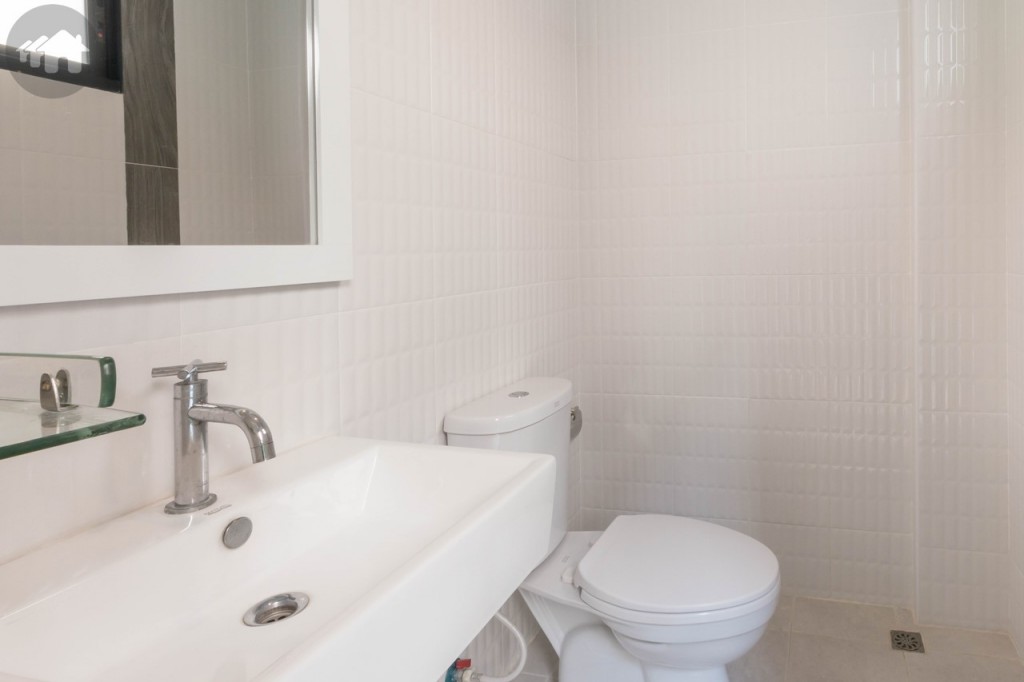 ห้องน้ำชั้นที่ 1 บานประตูห้องน้ำเป็น PVC อุปกรณ์ครบครัน ทั้งอ่างล้างหน้า และโถสุขภัณฑ์ ของ American Standard หรือเทียบเท่า พื้นและผนังปูกระเบื้องเซรามิก ขนาด 12x12 นิ้ว คัมพานา 10x16 นิ้ว และ 6x24 นิ้ว