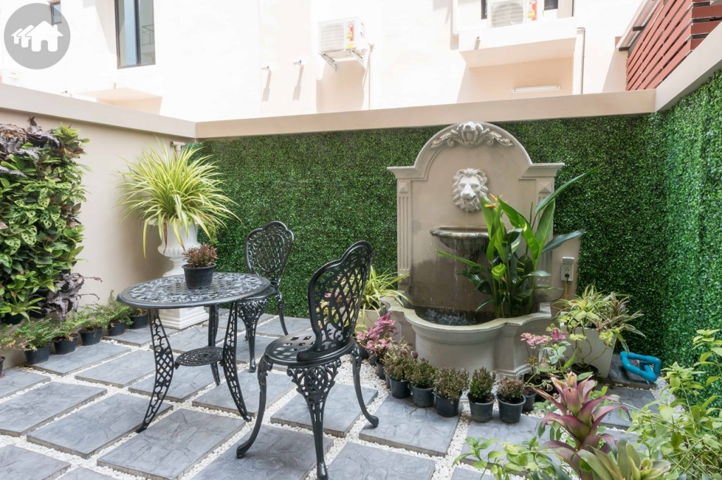 ด้านหลังตกแต่งเป็นสวนสไตล์ฝรั่งเศส กว้างประมาณ 2.7 เมตร บ้านจริงจะเทคอนกรีต พร้อมติดตั้งก๊อกน้ำ และท่อระบายน้ำให้เรียบร้อย