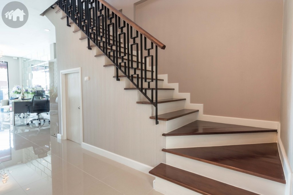 บันไดขึ้นชั้นที่ 2 ฐานคอนกรีต พื้นไม้สำเร็จรูป ราวบันไดเป็นเหล็กปูทับด้วยไม้ ตกแต่งลวดลายสไตล์อาร์ตเดโค บันไดกว้างประมาณ 1.10 เมตร