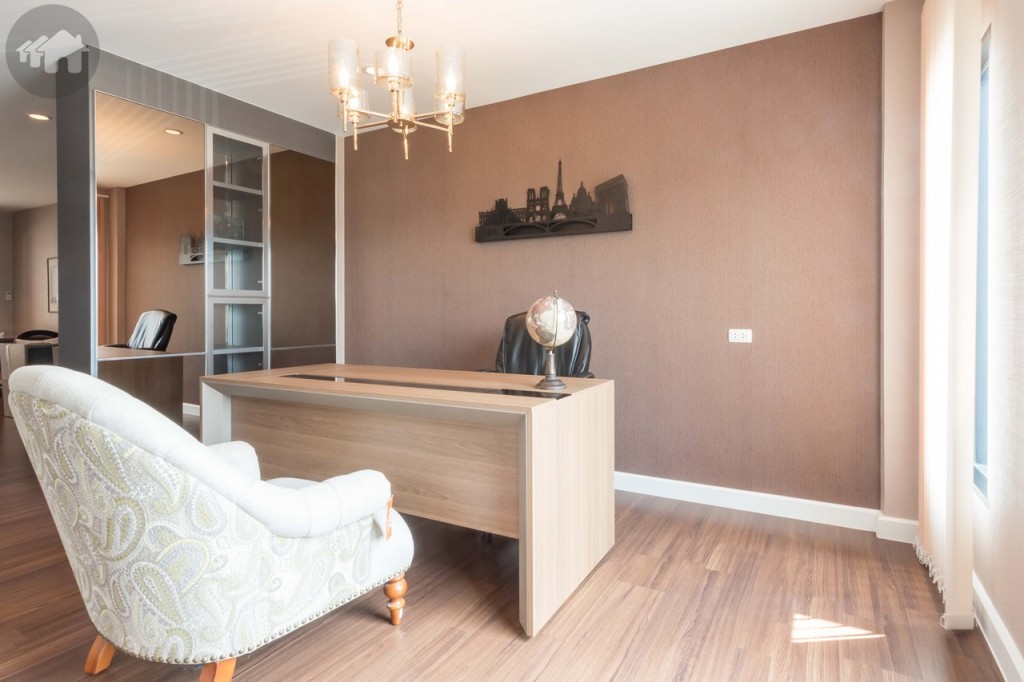 ชั้นที่ 2 พื้นปูลามิเนต มีมุมห้องผู้บริหารขนาดใหญ่