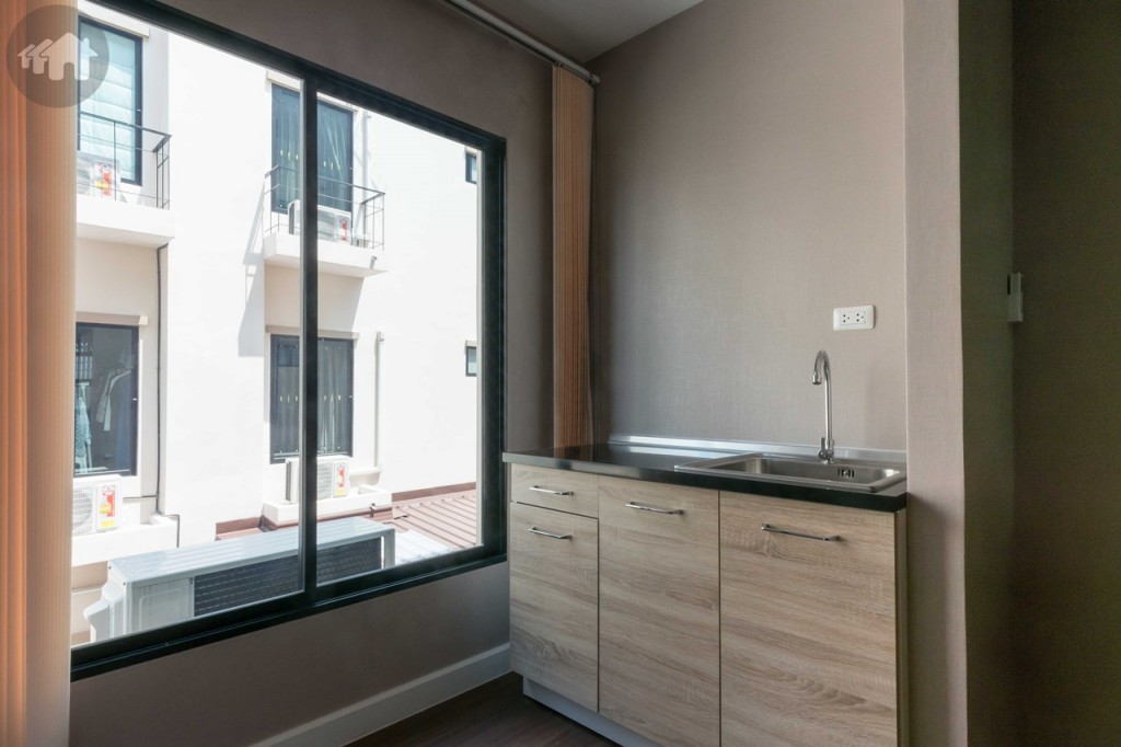 พื้นที่เตรียมอาหารและเครื่องดื่ม เปิดรับแสงธรรมชาติด้วยหน้าต่างกระจกบานเลื่อนแบบสลับบานใหญ่