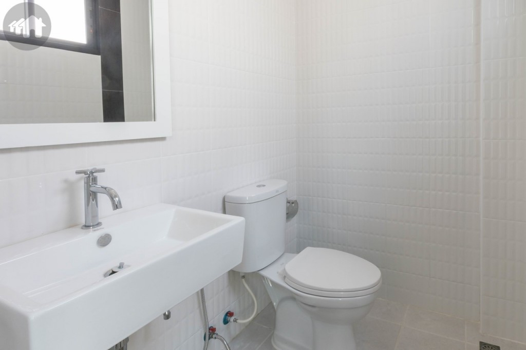ห้องน้ำพร้อมอุปกรณ์ครบครันเช่นเดียวกับชั้นที่ 1