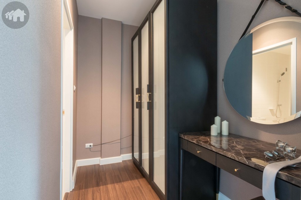 ห้องนอนชั้นที่ 3 บ้านจริงจะกั้นอ้วยบานประตูไม้ Doric ลายลูกฟัก โซนด้านหน้าห้องตกแต่งเป็น Walk-in closet มีทั้งโต๊ะเครื่องแป้ง และตู้เสื้อผ้า ทางเดินกว้างประมาณ 1 เมตร