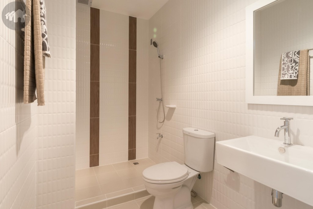 พื้นห้องน้ำดร็อปจากพื้นห้องประมาณ 8 เซนติเมตร อุปกรณ์ครบครันเช่นเดียวกับห้องน้ำชั้นล่าง เพิ่มเติมด้วยฝักบัวของ American Standard หรือเทียบเท่า พื้นที่อาบน้ำ มีขอบกั้นน้ำไหลออกมาบริเวณอื่นของห้องน้ำสูงประมาณ 8 เซนติเมตร