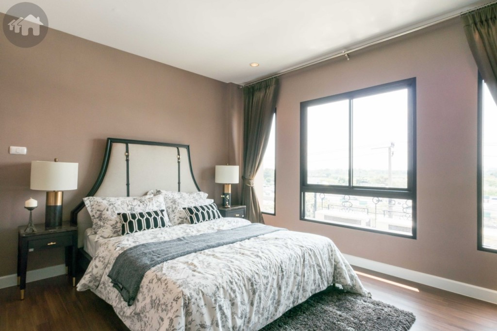 ห้องนอนขนาดใหญ่ วางเตียงขนาด 5 ฟุต ขึ้นไปได้สบายๆ ห่างจากผนังประมาณ 70 เซนติเมตร และห่างจากหน้าต่างกระจกบานเลื่อนแบบสลับ และกระจกบานฟิกซ์ ประมาณ 90 เซนติเมตร