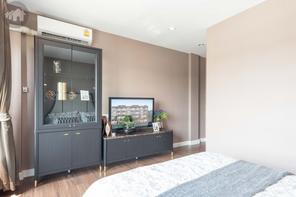 ปลายเตียงสามารถวางตู้เสื้อผ้า และชั้นวางโทรทัศน์ได้ ห่างจากปลายเตียงประมาณ 1.25 เมตร