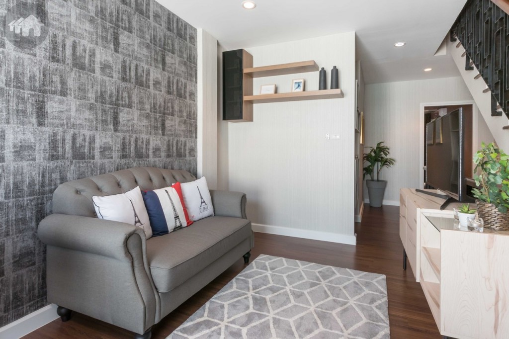 โถงบริเวณชั้นที่ 3 ตกแต่งเป็นห้องนั่งเล่นสำหรับครอบครัว โซฟาห่างจากชั้นวางโทรทัศน์ประมาณ 1.30 เมตร