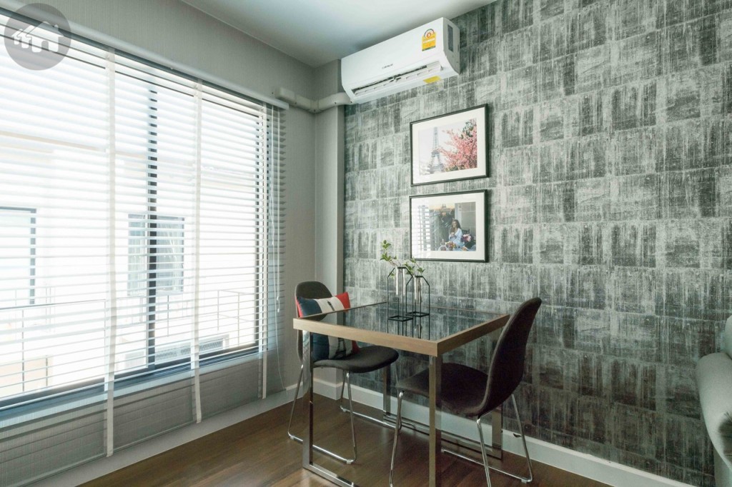 พื้นที่อีกด้านสำหรับวางโต๊ะรับประทานอาหาร รับแสงธรรมชาติด้วยหน้าต่างกระจกบานเลื่อนแบบสลับบานใหญ่