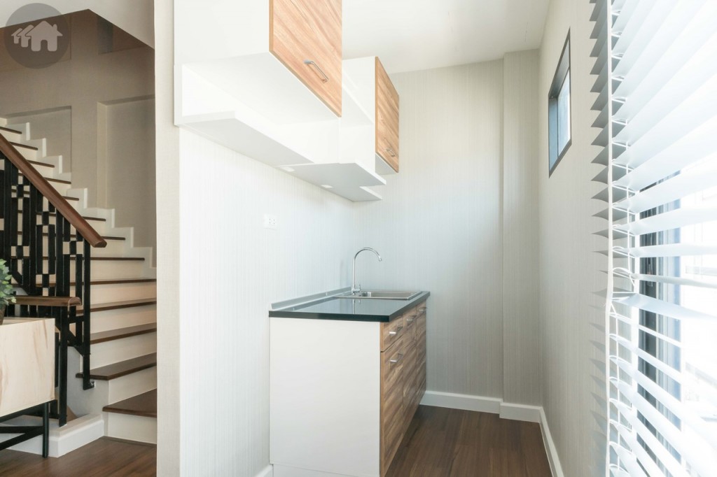 มุมเคาน์เตอร์ครัว ทางเดินกว้างประมาณ 75 เซนติเมตร