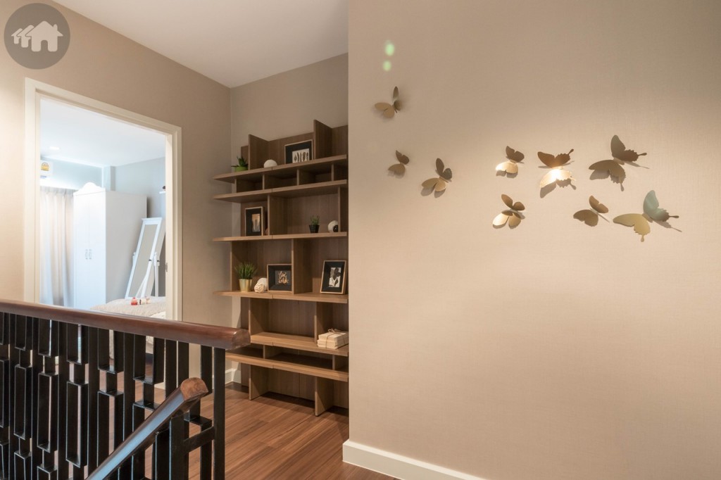 ขึ้นมาบนชั้นที่ 4 โถงบันไดกว้างขวางตกแต่งเป็นชั้นวางของ ทางเดินส่วนนี้กว้างประมาณ 1.50 เมตร