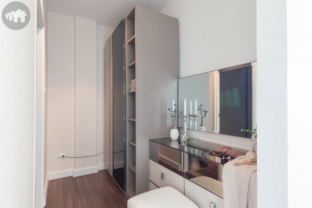 ถัดมาเป็นห้องนอนใหญ่ โซนหน้าห้องเป็นมุม Walk-in closet ทางเดินกว้างประมาณ 1 เมตร