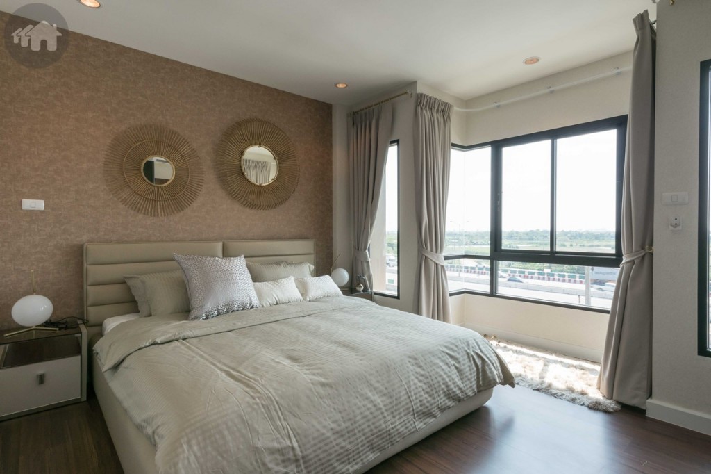 ห้องนอนใหญ่ วางเตียงขนาด 6 ฟุต ได้สบายๆ พื้นที่ว่างข้างเตียงทั้ง 2 ฝั่ง ข้างละประมาณ 55 เซนติเมตร