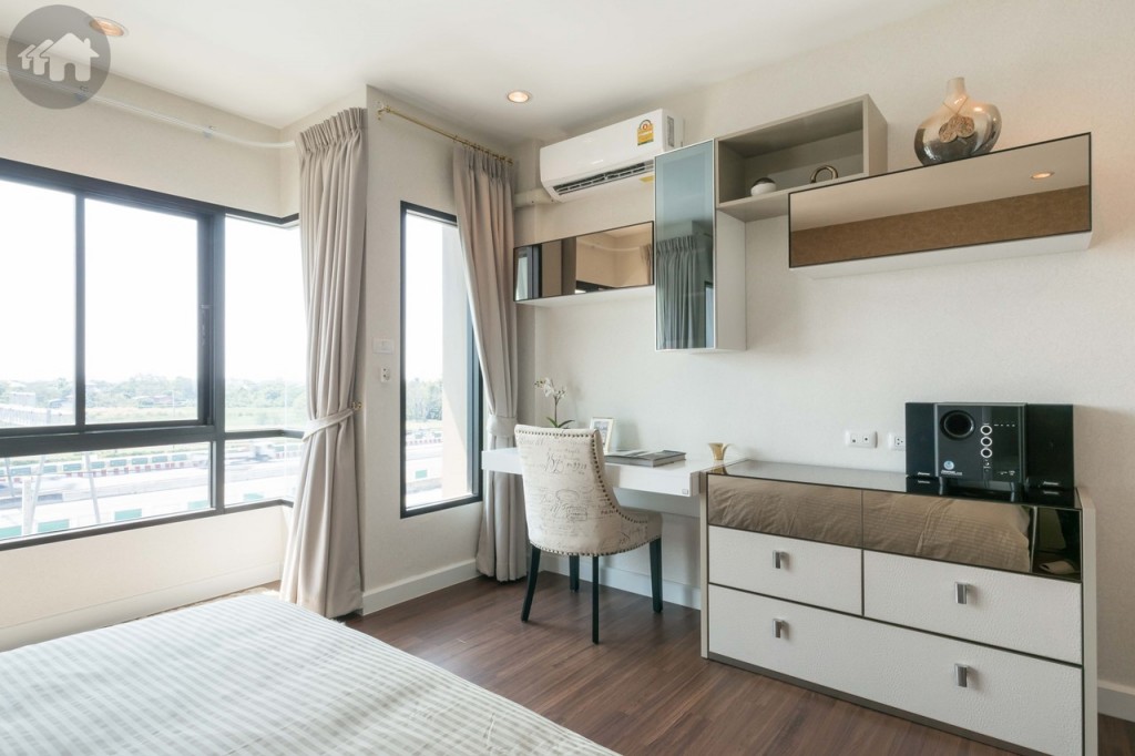 ปลายเตียงห่างจากผนังประมาณ 1.30 เมตร วางโต๊ะเขียนหนังสือ และชั้นวางโทรทัศน์