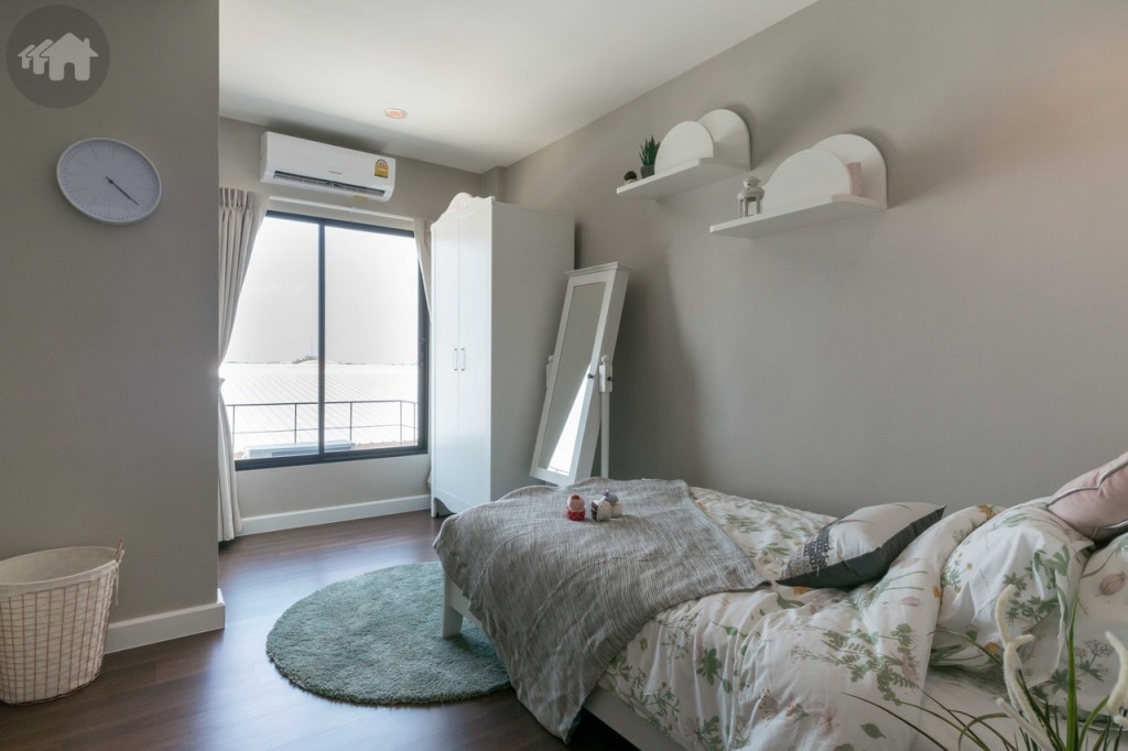 อีกด้านหนึ่งของชั้นที่ 4 เป็นห้องนอนเล็ก วางเตียงขนาด 3 ฟุต ได้สบายๆ ปลายเตียงวางตู้เสื้อผ้า เปิดรับวิวด้วยหน้าต่างกระจกบานเลื่อนแบบสลับ บานใหญ่