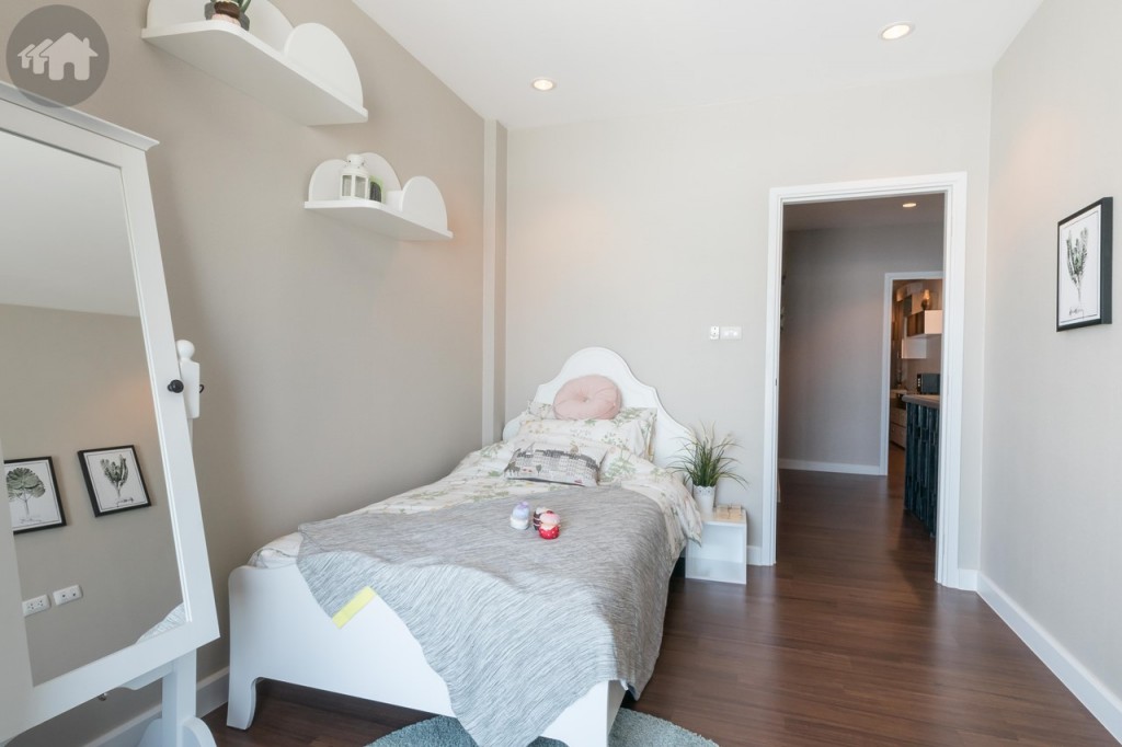 ข้างเตียงกว้างประมาณ 1.45 เมตร