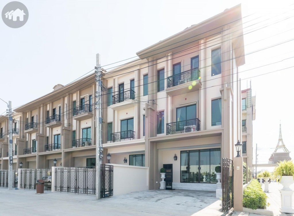 ทาวน์โฮม 3 ชั้น ออกแบบด้วยสถาปัตยกรรมสไตล์อาร์ตเดโค หน้ากว้าง 5 เมตร ยาว 9.6 เมตร ด้านหน้าบ้านจอดรถได้ 2 คัน