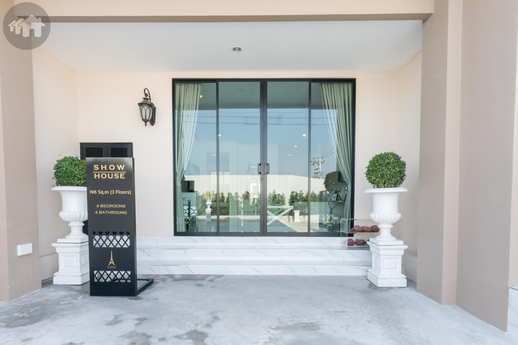 ประตูหน้าบ้านเป็นกระจกบานเลื่อนแบบ 2 ทาง บานใหญ่ โดยกระจกทุกบานเป็นกระจก UV สีเขียวตัดแสง อะลูมิเนียมกรอบดำ