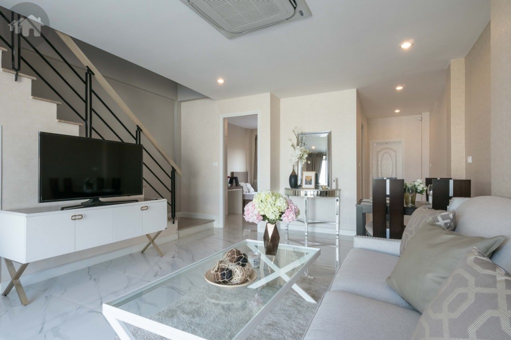 เข้ามาภายในบ้านเป็นพื้นที่ห้องรับแขก เชื่อมต่อแบบเปิดโล่งกับพื้นที่รับประทานอาหาร โปร่งโล่งด้วยเพดานสูง 2.80 เมตร พื้นปูกระเบื้องแกรนิตโต้ลายหินอ่อน ขนาด 60x60 เซนติเมตร