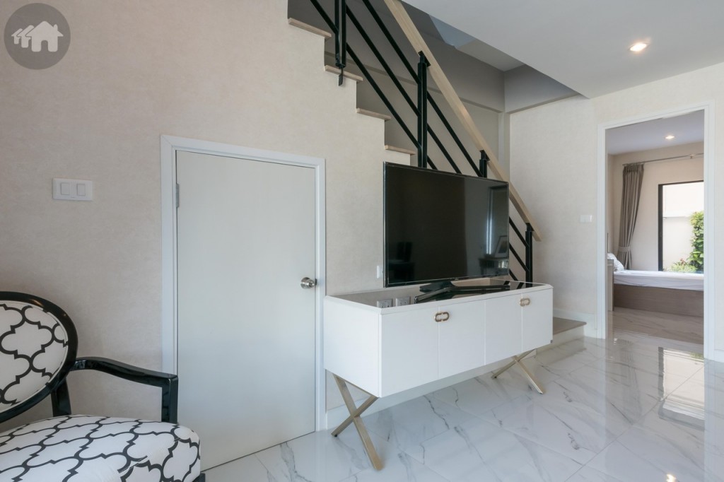 มุมวางชั้นวางโทรทัศน์ ติดกันเป็นห้องใต้บันได