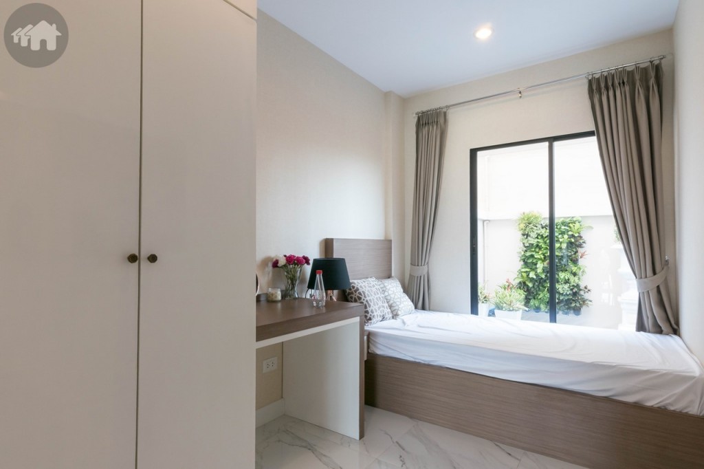 ห้องชั้นล่างตกแต่งเป็นห้องนอนเล็ก สำหรับผู้สูงอายุ หรือตกแต่งเป็นห้องทำงาน ห้องนั่งเล่นอีกหนึ่งห้องก็ได้เช่นกัน