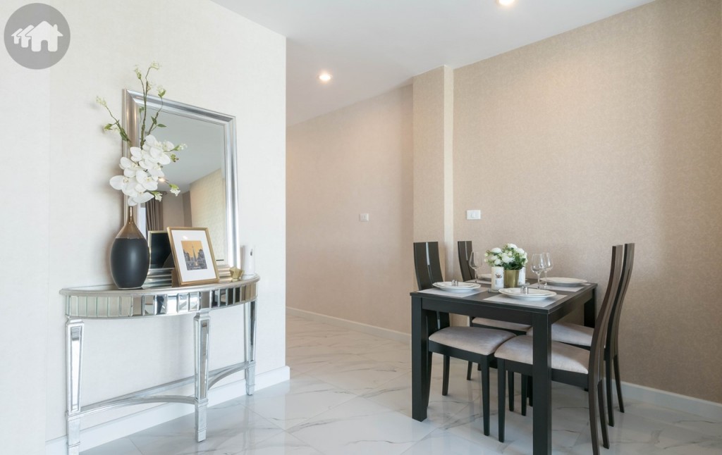 มุมวางโต๊ะรับประทานอาหาร และชั้นวางของตกแต่ง