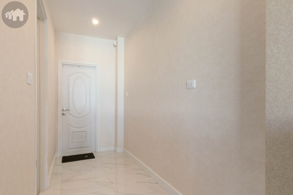 ทางเดินเชื่อมไปสวนหลังบ้านกว้างประมาณ 1.35 เมตร สามารถตกแต่งเป็นห้องครัวได้