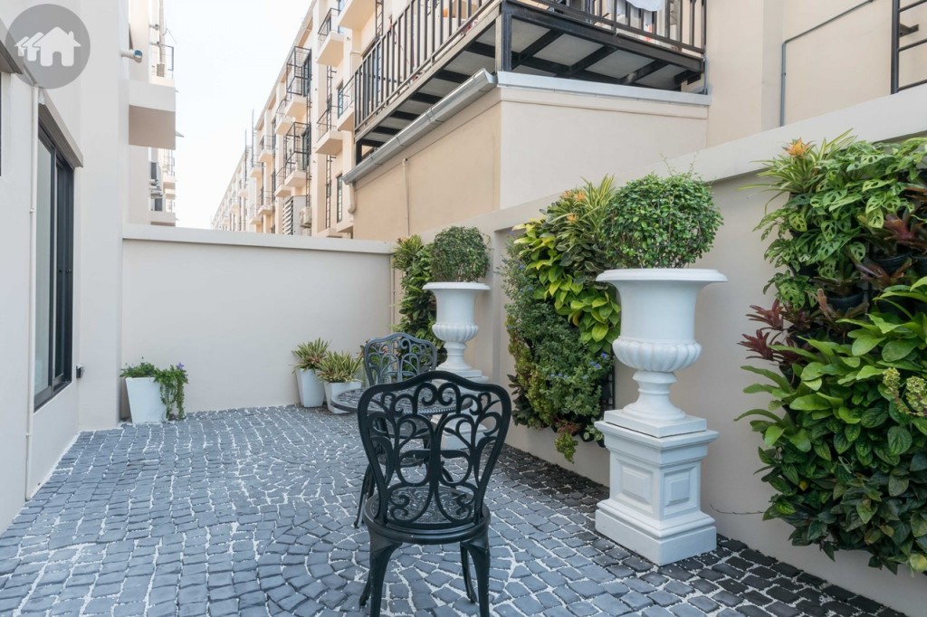 พื้นที่สวนหลังบ้านตกแต่งสไตล์ฝรั่งเศส กว้างประมาณ 3 เมตร บ้านจริงจะเทคอนกรีต พร้อมติดตั้งก๊อกน้ำ และท่อระบายน้ำให้เรียบร้อย