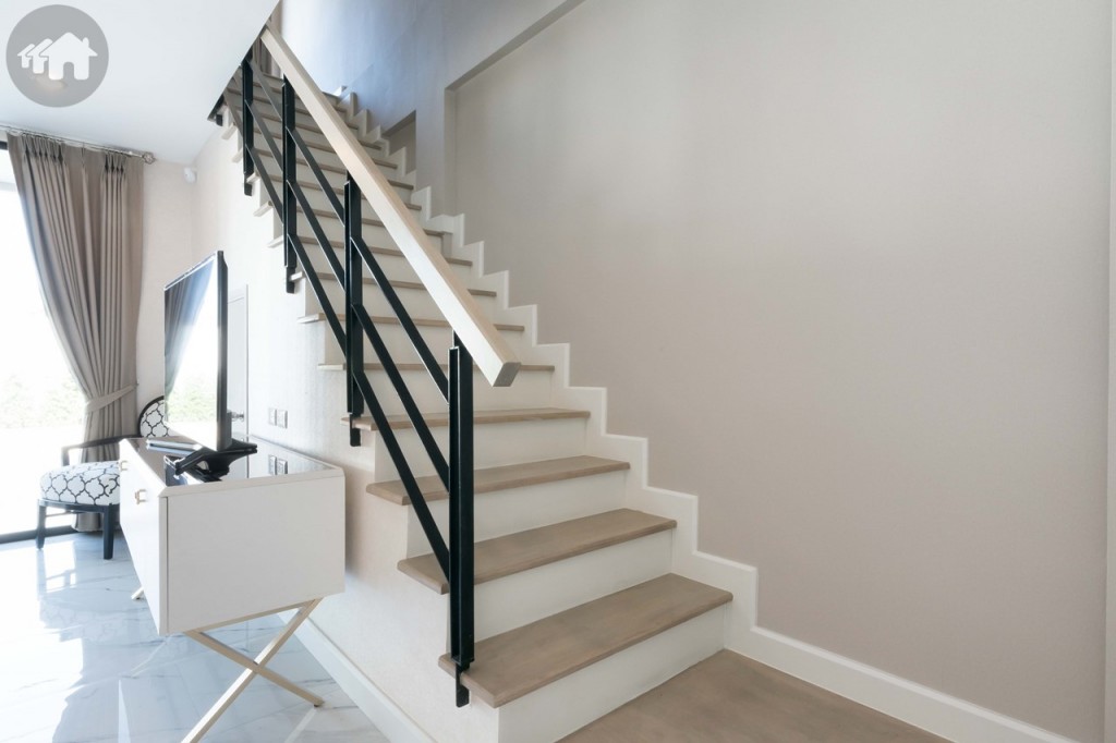 บันไดขึ้นชั้นที่ 2 ฐานคอนกรีต พื้นไม้สำเร็จรูป ราวบันไดเป็นเหล็กปูทับด้วยไม้ ตกแต่งลวดลายสไตล์อาร์ตเดโค บันไดกว้างประมาณ 1 เมตร