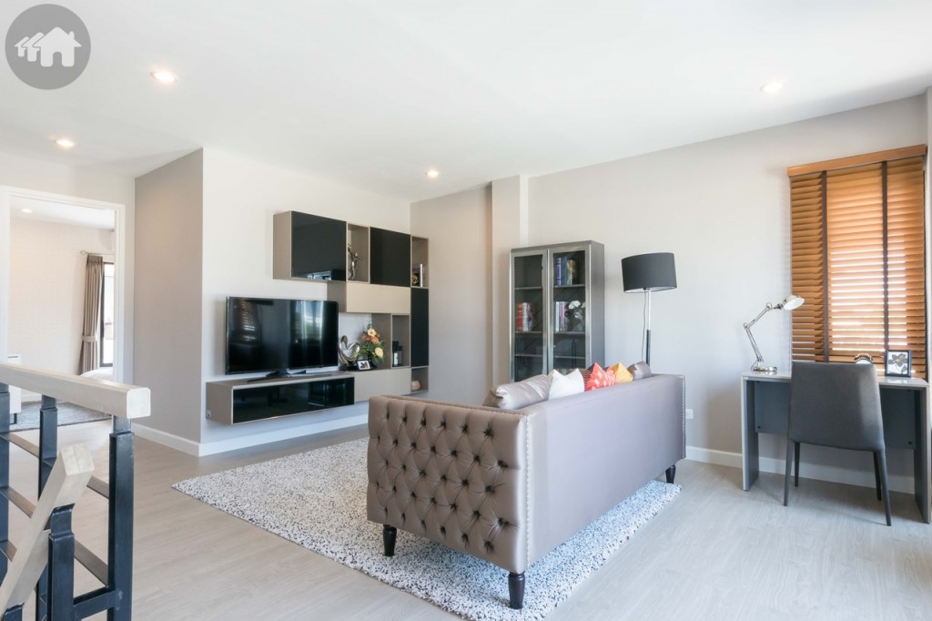 ขึ้นมาบนชั้นที่ 2 เป็นพื้นที่ห้องนั่งเล่น ที่พักผ่อนสำหรับครอบครัว พื้นปูลามิเนต